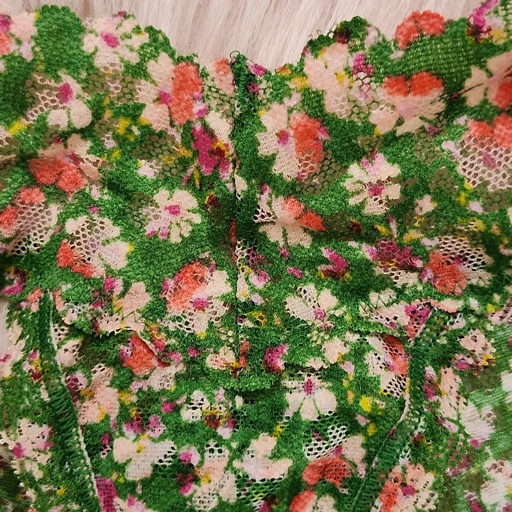 Brand New Victoria's Secret Lace Thong-XS - Picture 4 of 4